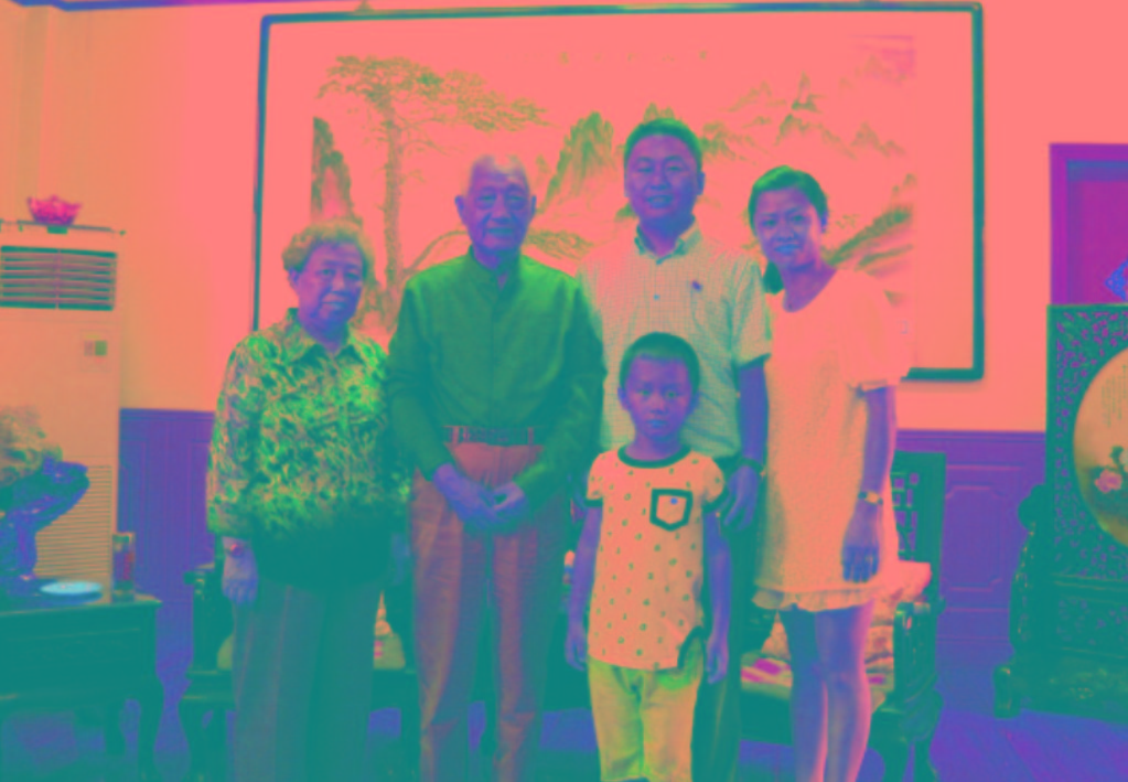 與原南京軍區(qū)政委方祖岐上將夫婦合影留念。